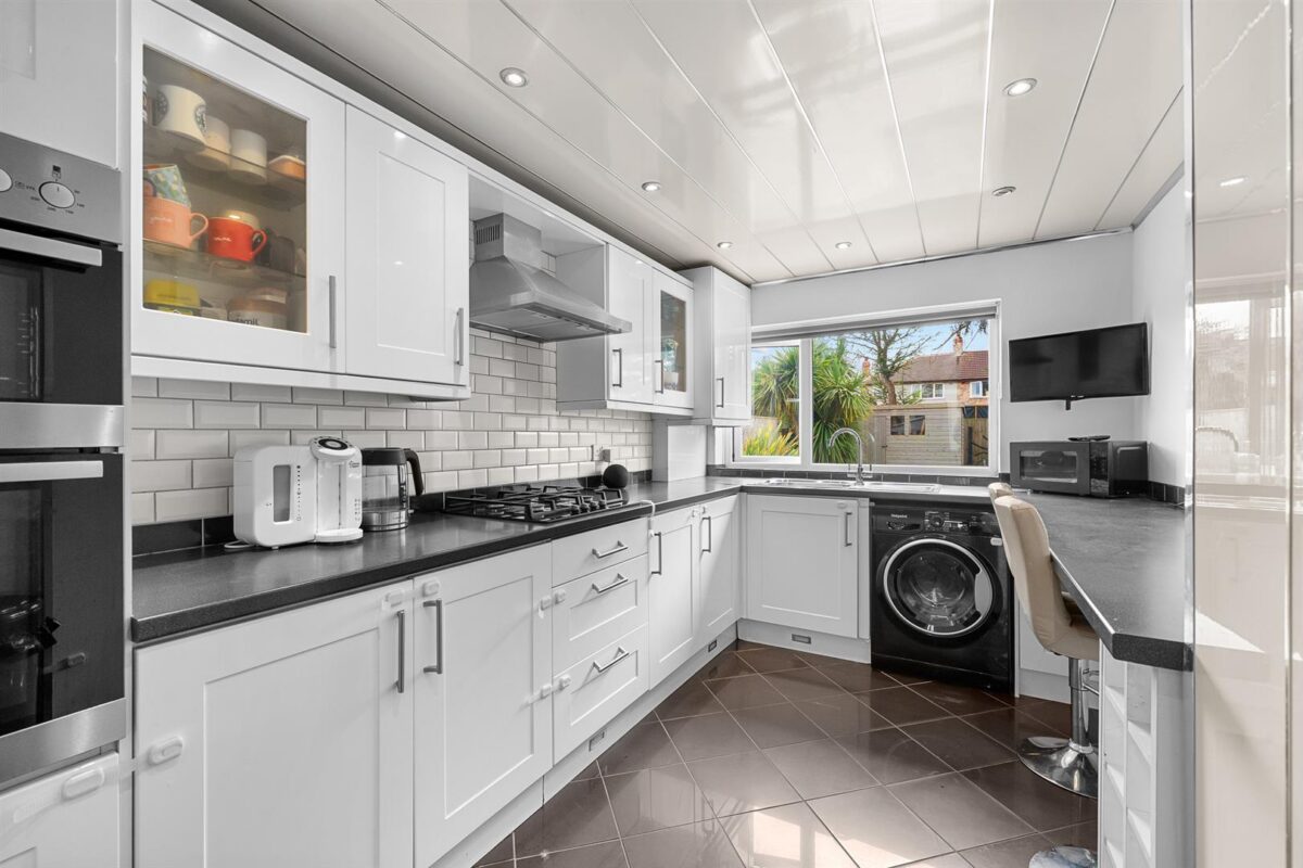 Oriel Drive, Aintree Village