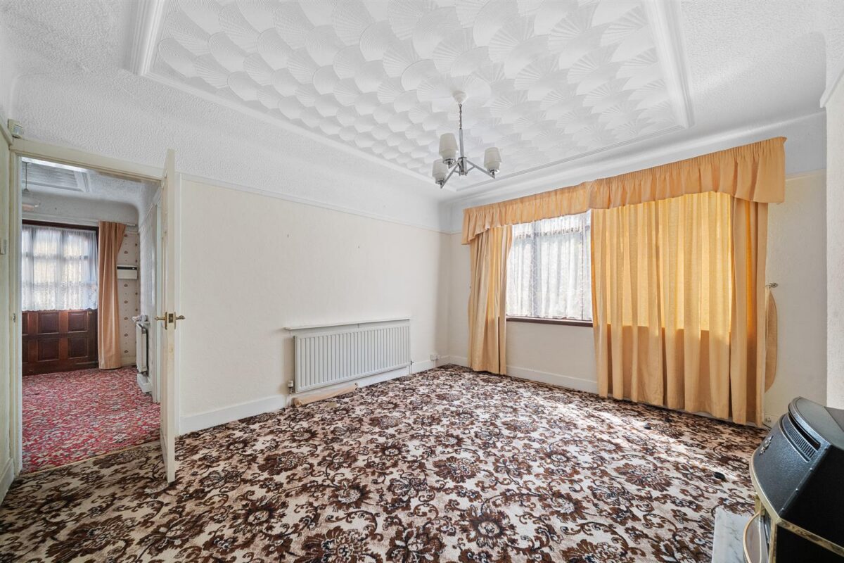 Brenka Avenue, Aintree