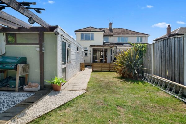 Keble Drive, Aintree Village