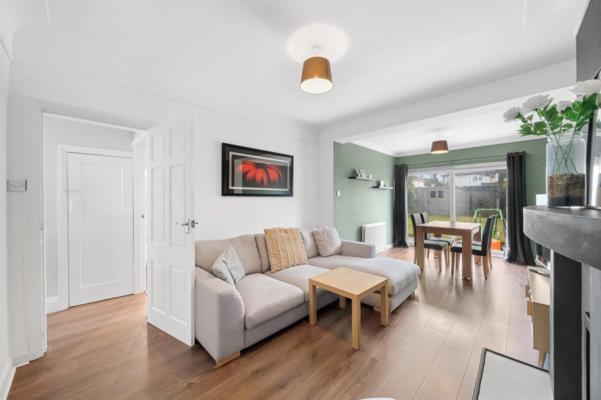 Oriel Drive, Aintree Village