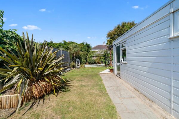 Keble Drive, Aintree Village