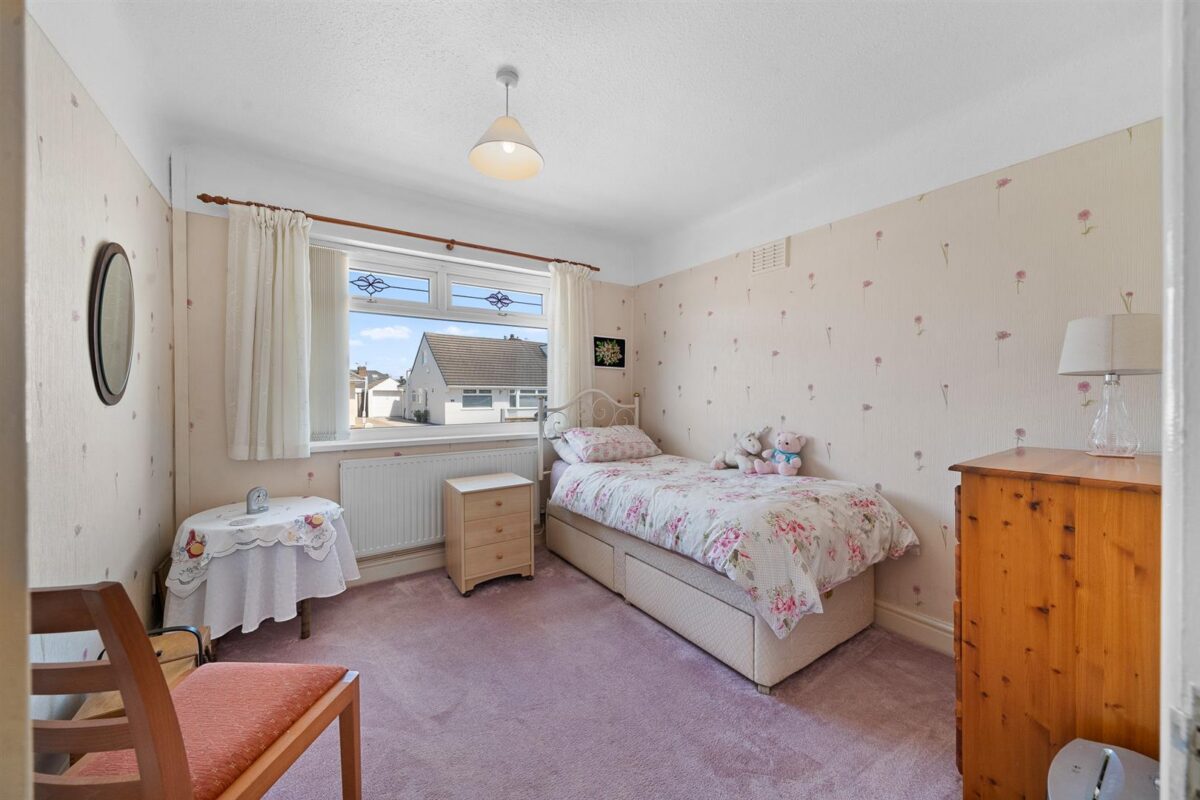 Dartmouth Avenue, Aintree Village