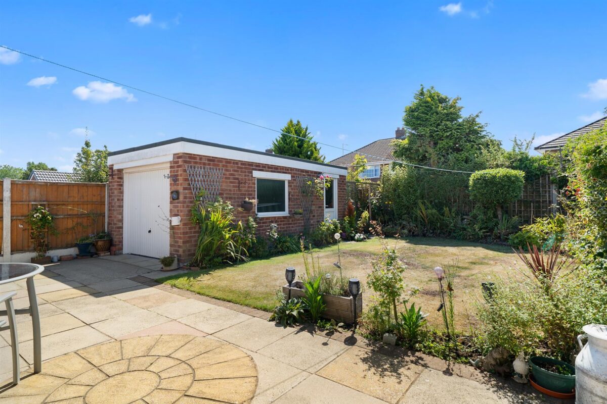 Dartmouth Avenue, Aintree Village