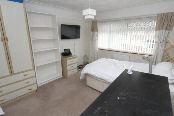Rugby Drive, Aintree Village