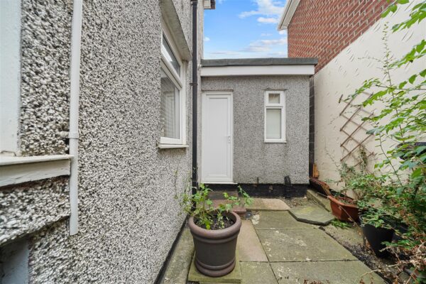 Ormskirk Road, Aintree Village